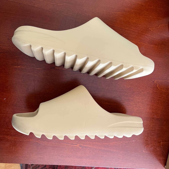 YEEZY SLIDES ‘DESERT SAND’ - Picture 3 of 6